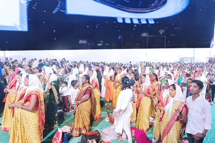 On January 13 and 14, 2024, thousands gathered for Grace Ministry's two-day prayer meeting at Sion on the Mumbai grounds. The two-day prayer assembly drew attendees from around Mumbai. This is a detailed report of the Day 2 prayer meeting conducted in Koliwada, Dharavi.